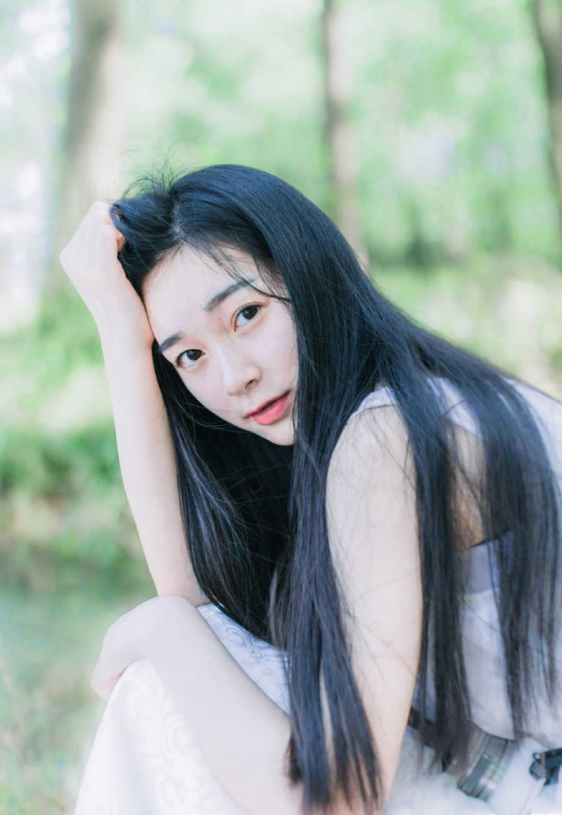 “冠军侯律法明确，而且执法公允，比之刘璋，强出何止十倍？”这名将领摇头道。